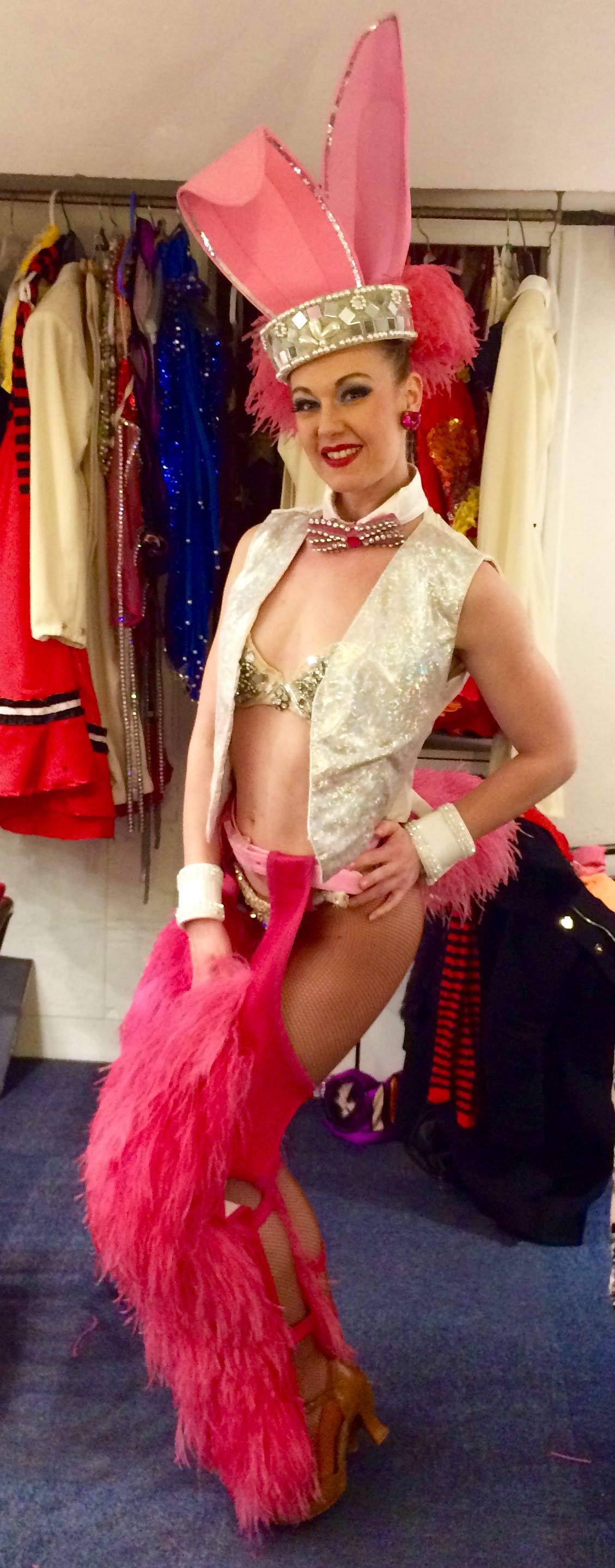 1er, 10, 15, 18 et 29 Juin 2016- Danseuse au César Palace Paris