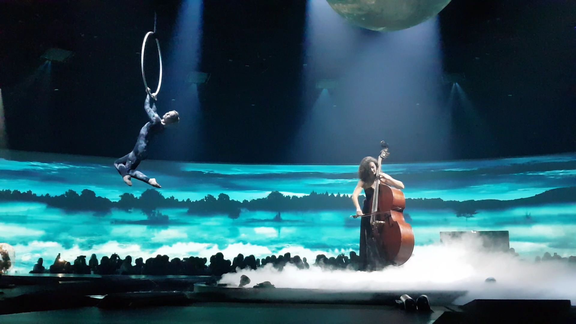 Artiste tissu aérien Paris - Spectacle aérien événementiel - Élodie Lobjois