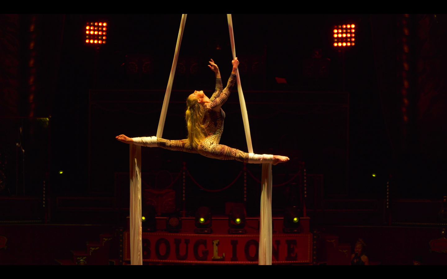 Spectacle tissu aérien Paris - Artiste aérienne professionnelle