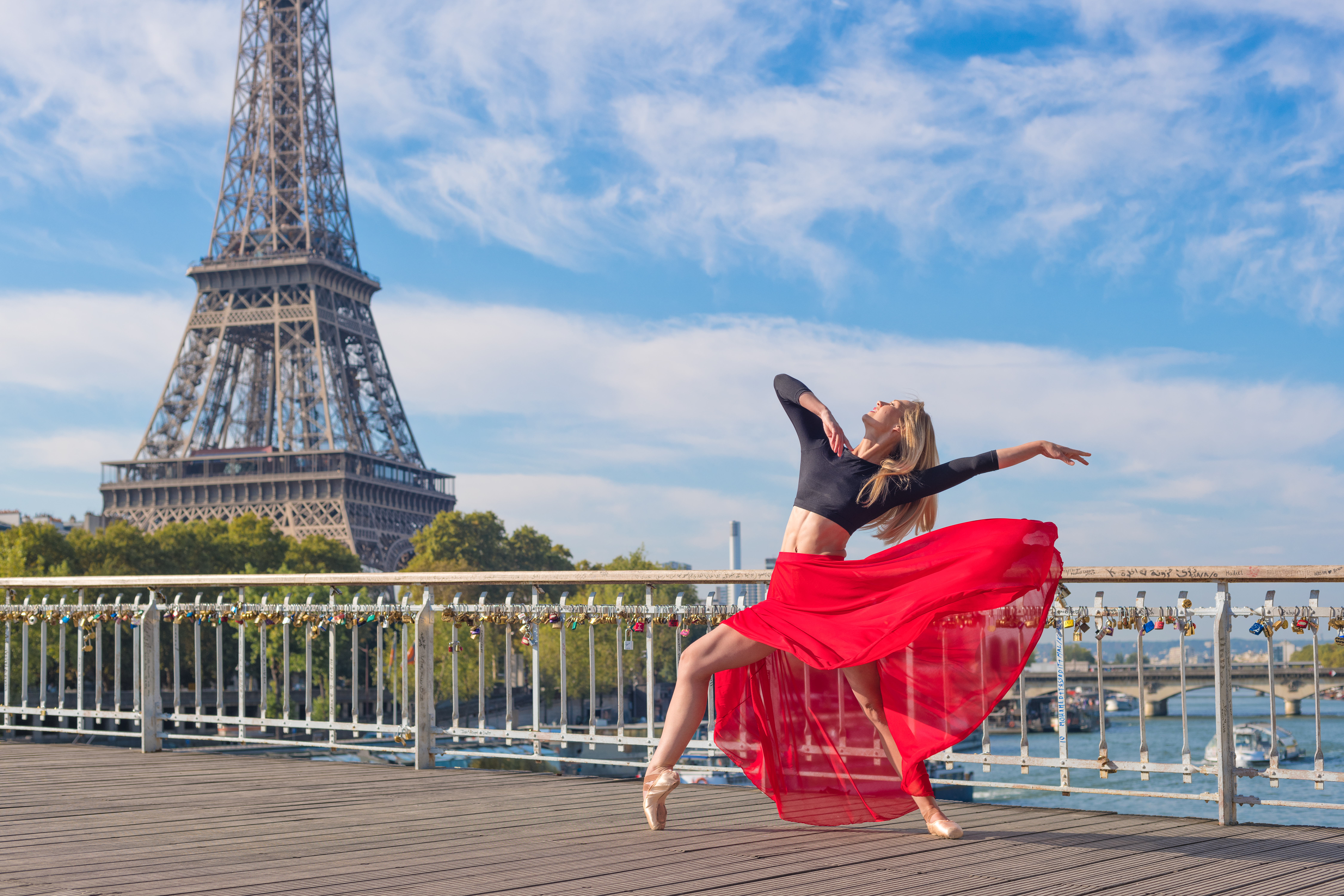 Élodie Lobjois artiste aérienne professionnelle Paris - Spectacles tissu aérien et cerceau aérien événementiels
